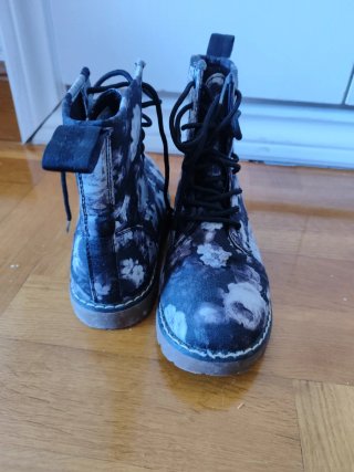 Botas negras con estampado de flores blancas T36