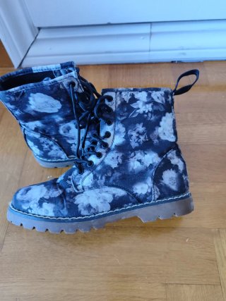 Botas negras con estampado de flores blancas T36