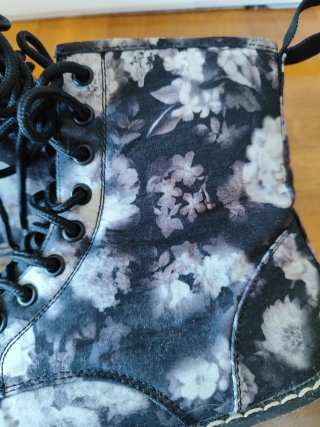 Botas negras con estampado de flores blancas T36