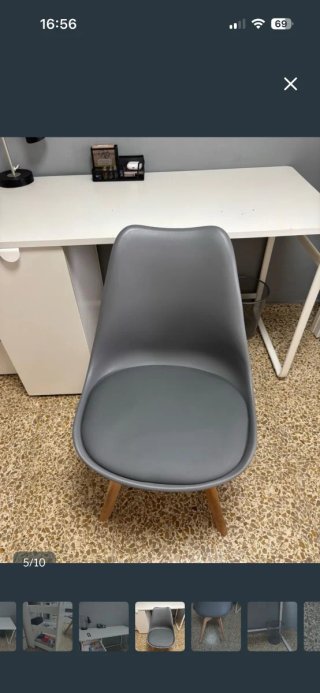 Escritorio con cajonera sillas papelera y lámpara