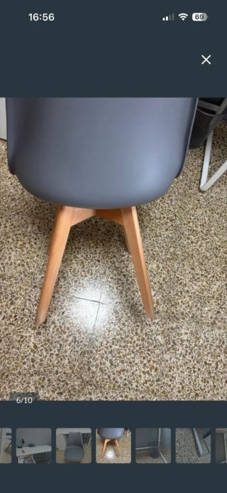 Escritorio con cajonera sillas papelera y lámpara