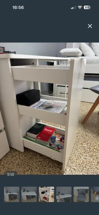 Escritorio con cajonera sillas papelera y lámpara