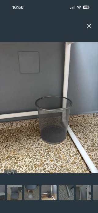 Escritorio con cajonera sillas papelera y lámpara