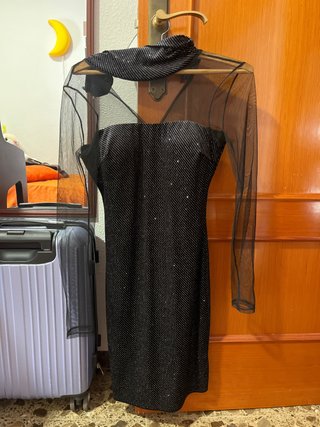 Vestido negro brillante con transparencias