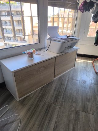 Mueble bajo cerrado blanco y madera