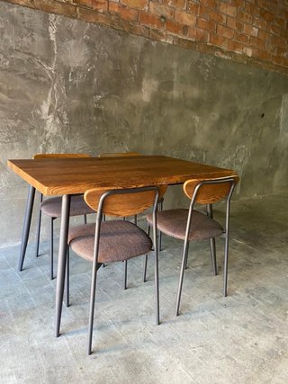 Mesa de comedor y 4 sillas