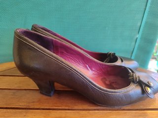 Zapatos negros tacón bajo kitten Armand Basi