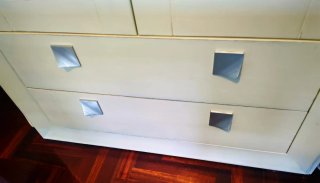 Vitrina de madera cerezo con puertas de cristal