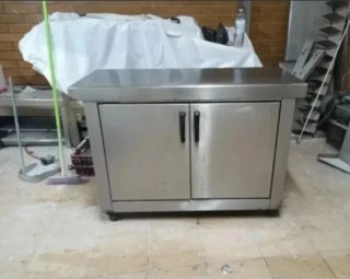 Mesa de acero inoxidable con puertas