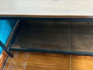 Mesa de madera y metal
