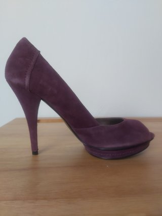 Zapato abierto tacón morado