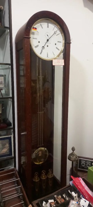 Reloj de pie antiguo de madera