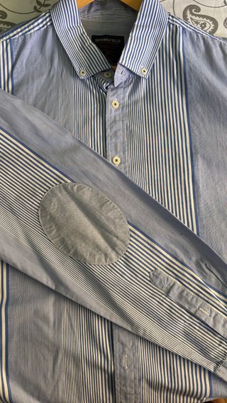 Camisa de rayas azul y blanca