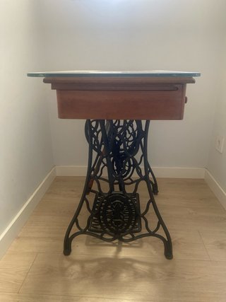Mesa Singer antigua con tapa de cristal