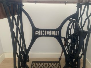Mesa Singer antigua con tapa de cristal
