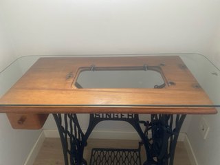 Mesa Singer antigua con tapa de cristal