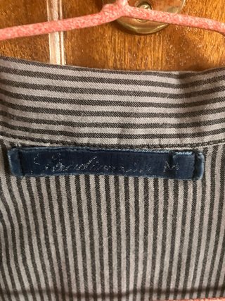 Camisa de rayas gris y negra