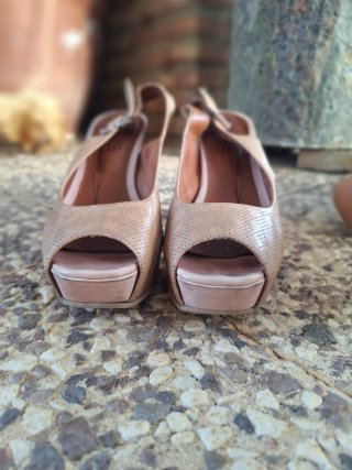 Zapatos de tacón peep toe nude