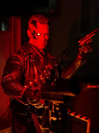 Hot Toys T-800 DX46 2.0 Battle Damaged