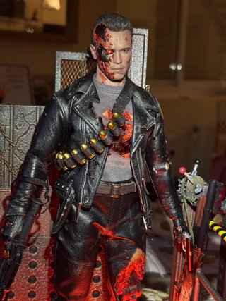 Hot Toys T-800 DX46 2.0 Battle Damaged