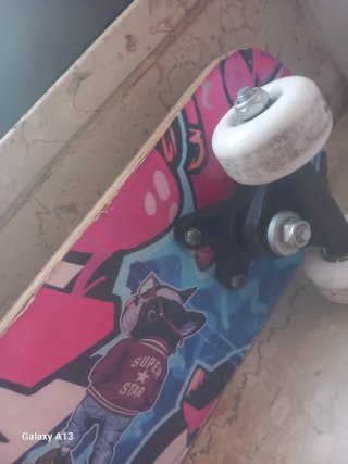 Skateboard Usato con Grafica e Griptape