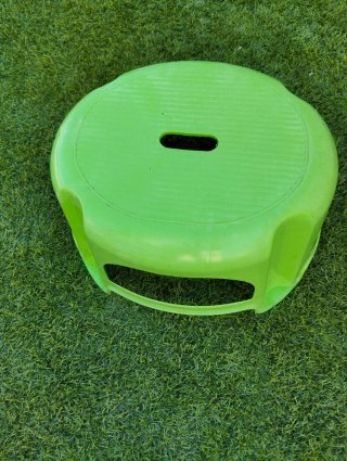 Taburete verde de plástico