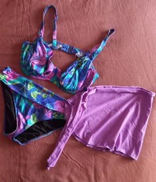 Bikini con pareo estampado floral