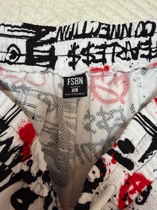 Bermudas Estampado Graffiti