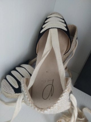 Alpargatas cuña negras y beige talla 39