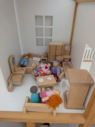 Casa de muñecas de madera