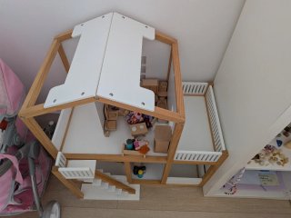 Casa de muñecas de madera