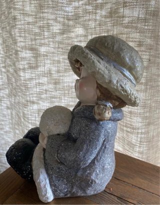 Figura cerámica niña con bola nieve