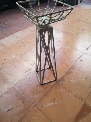 Macetero antiguo metal con soporte giratorio