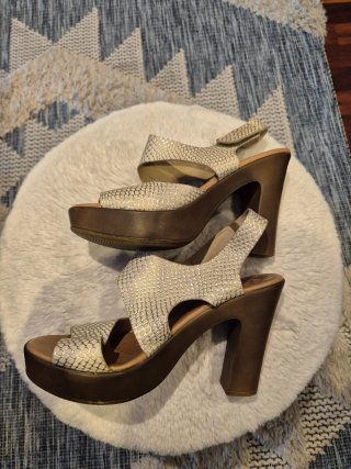 Zapatos de tacón Almatrichi Beige