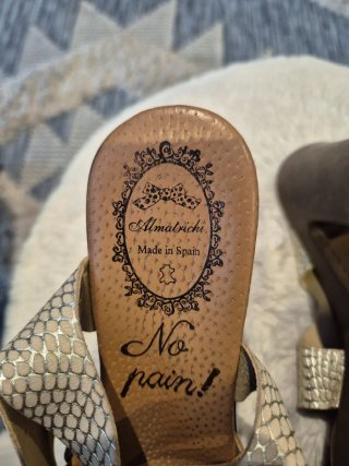Zapatos de tacón Almatrichi Beige