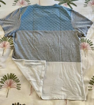 Camiseta azul y gris con bolsillo