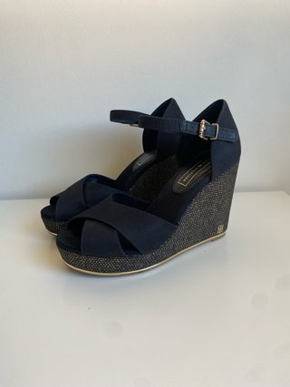 Sandalias Cuña Tommy Hilfiger Negras y Doradas