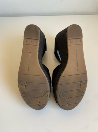 Sandalias Cuña Tommy Hilfiger Negras y Doradas