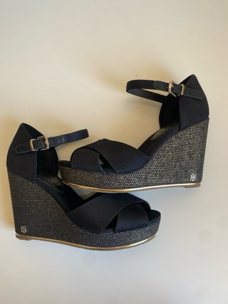 Sandalias Cuña Tommy Hilfiger Negras y Doradas