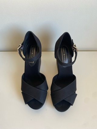 Sandalias Cuña Tommy Hilfiger Negras y Doradas