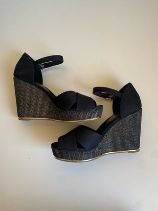 Sandalias Cuña Tommy Hilfiger Negras y Doradas