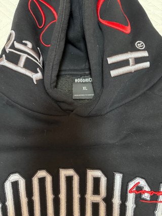 Sudadera HOODRICH Negra con detalles Rojos