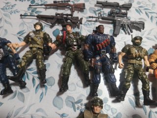 Lote de 9 figuras de acción militares como nuevos