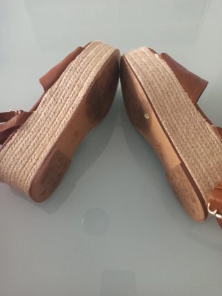 Sandalias cuña Zara piel marrón