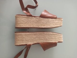 Sandalias cuña Zara piel marrón