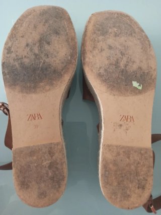Sandalias cuña Zara piel marrón