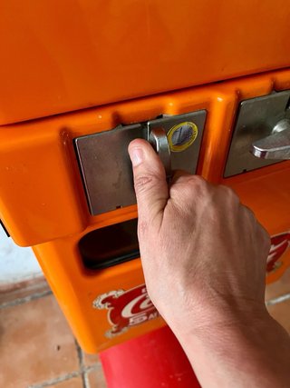 Nevera expendedora retro Urvana para latas