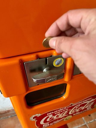Nevera expendedora retro Urvana para latas