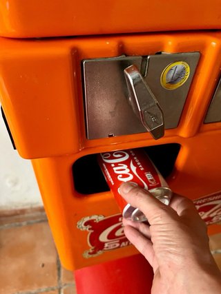 Nevera expendedora retro Urvana para latas
