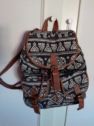 Mochila Estampada con Detalles en Piel